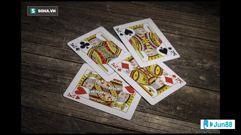 Bộ bài Poker trên nền màu đỏ đậm